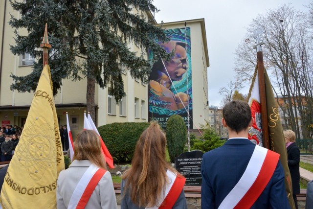 W VII Liceum Ogólnokształcącego imienia Józefa Piłsudskiego W Kielcach odsłonięto mural z patronem namalowany na elewacji budynku.