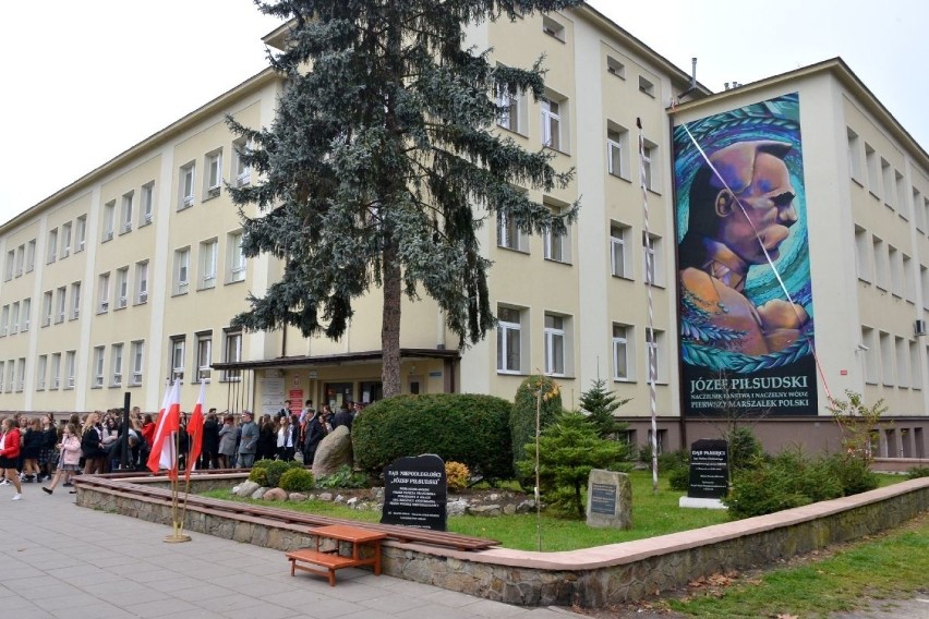 Mural z wizerunkiem Piłsudskiego w Kielcach. Powstał na szkole przy alei Legionów [ZDJĘCIA, WIDEO]