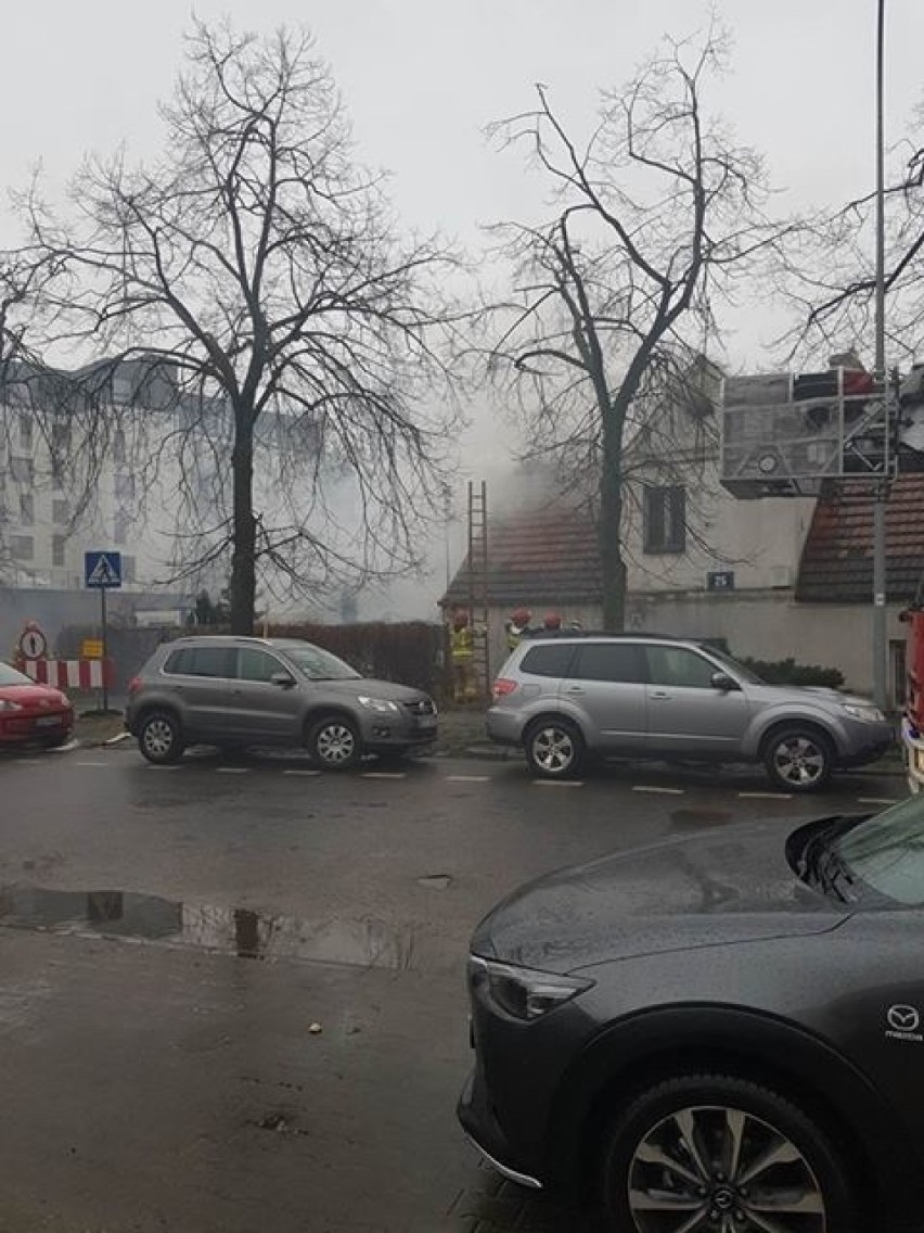 Pożar w Gdyni 3.03.2020. Na ul. Żeromskiego w Gdyni płonęło poddasze. Trwa dogaszanie i usuwanie skutków pożaru [zdjęcia]