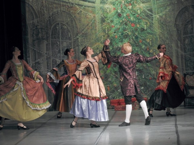"Dziadek do orzechów" powraca na sceny teatrów w okolicach Świąt Bożego Narodzenia. Spektakl ten poprzez fabułę i cudowną muzykę Piotra Czajkowskiego sprawia, że powracamy do dzieciństwa, marzeń, magii. Jest wzorcem klasycznego piękna, niezmiennie ujmuje publiczność, wprowadza nas w świąteczny, wyjątkowy nastrój. Nz. w wykonaniu tancerzy Royal Lviv Ballet.