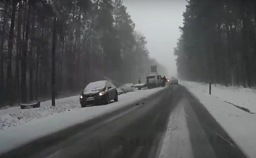 Atak zimy. Fatalne warunki na drogach w regionie radomskim