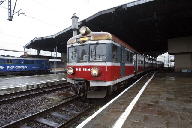 Jazda pociągiem z Głogowa do Wrocławia trwa prawie 5 godzin