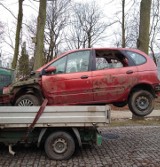 Jechał z autem na złom, ale...nie dojechał. Zatrzymała go policja