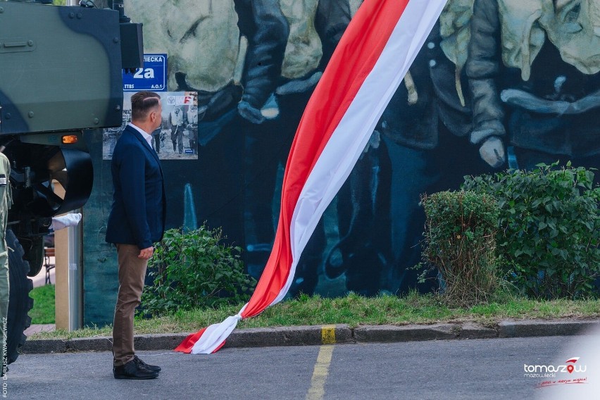 Minister Mariusz Błaszczak odsłonił mural i wziął udział w pikniku militarnym w Tomaszowie [ZDJĘCIA, FILM]