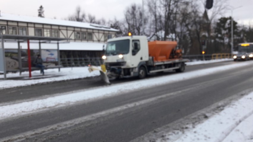 Pruszcz Gdański: Uwaga na drogach - jest ślisko. Miejscami śnieg pokrywa ulice [ZDJĘCIA]