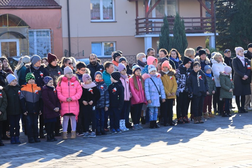 Ułani  i żołnierze przybyli do Leśniowic, aby wspólnie świętować Dzień Niepodległości. Zobacz zdjęcia