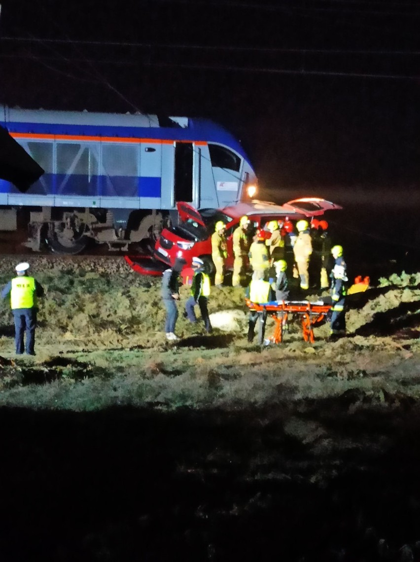 Dramat na torach: pociąg jadący z Jasła do Stróż uderzył w samochód osobowy. Są ranni, w tym dziecko [ZDJĘCIA]
