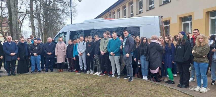 Młodzież z Zespołu Szkół w Dowspudzie ma nowy autobus