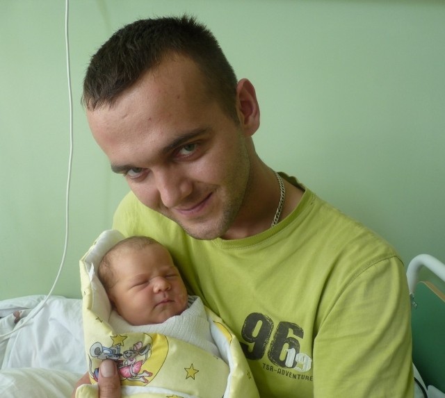 Kaja Strzelczyk, córka Mai i Kamila z Przedborza, urodziła się 
4 czerwca. W chwili urodzin ważyła 3900 g i mierzyła 58 cm. Na zdjęciu z tatą.