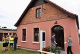Tak po remoncie prezentuje się Dom Rodziny Jana Kasprowicza w Szymborzu, dzielnicy Inowrocławia. Zdjęcia