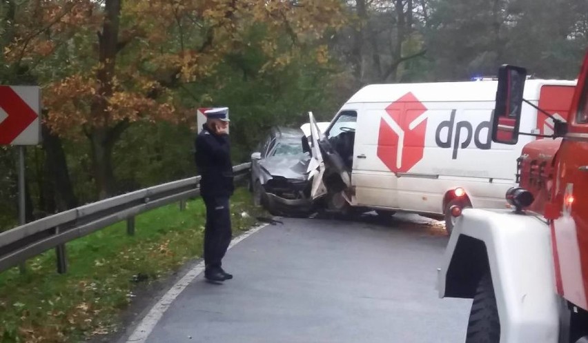 Wypadek na DK 16 w Kłódce. Samochod zderzył się z autem dostawczym [zdjęcia]