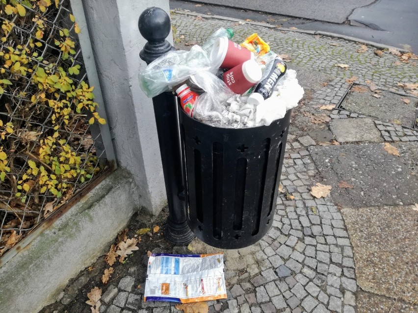 Przepełnione kosze na śmieci w Opolu. Widzisz, zadzwoń do MZD