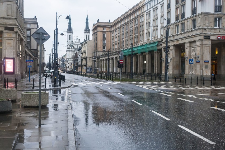 Puste ulice w Warszawie. Miasto opustoszało. Tak wygląda...