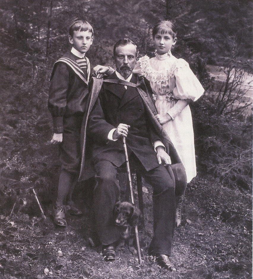 Ojciec Juliusza, Henryk Józef (pierwszy z lewej), Henryk Sienkiewicz i Jadwiga, córka pisarza.
