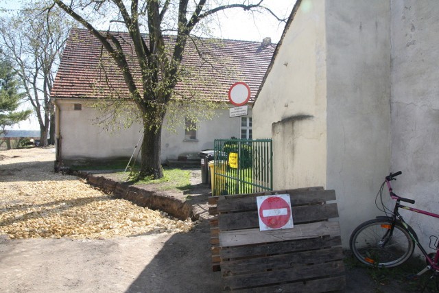 Głębokie wykopy przy budynku szkoły są zabezpieczone paletą. Remont ma się zakończyć do 4 maja.