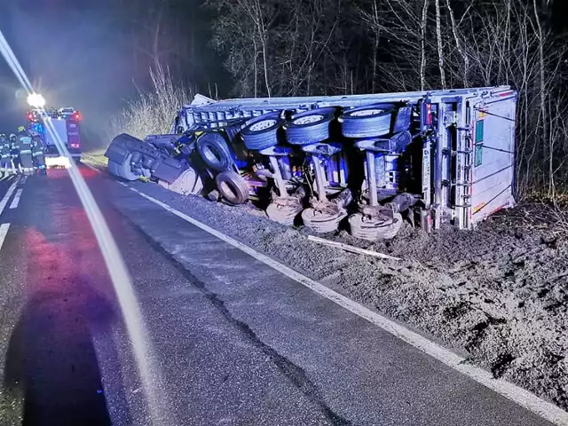 TIR wywrócił się na poboczu drogi krajowej nr 55 w Brachlewie