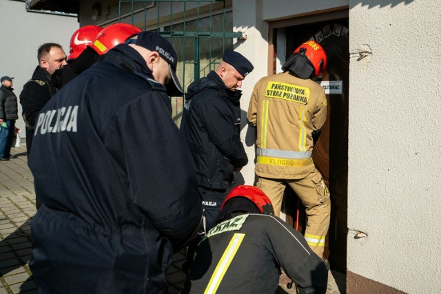 Interwencja policji, straży pożarnej, służb miejskich i działaczy Toruńskiego Towarzystwa Ochrony Praw Zwierząt w siedzibie fundacji "Toruńska kocia straż" przy ulicy Gagarina