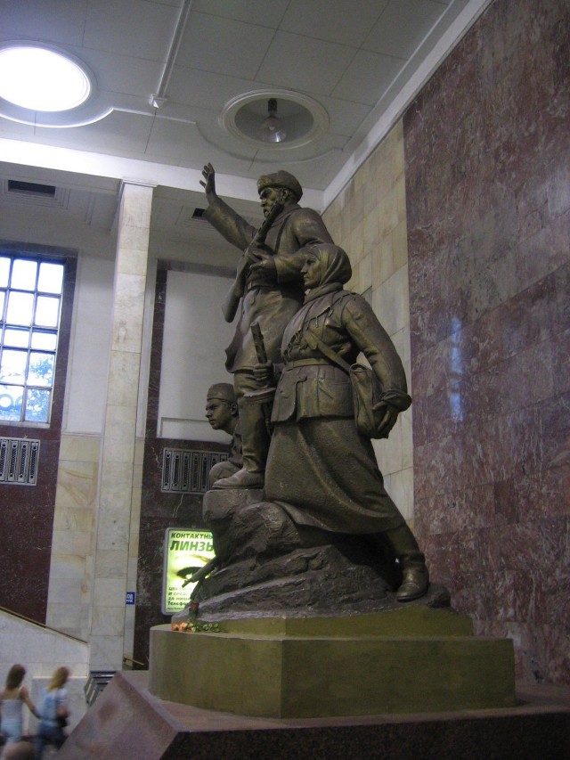 Do boju! Pomnik partyzantów przy wejściu na stację Izmajłowski Park. Fot. Anna Garczyńska