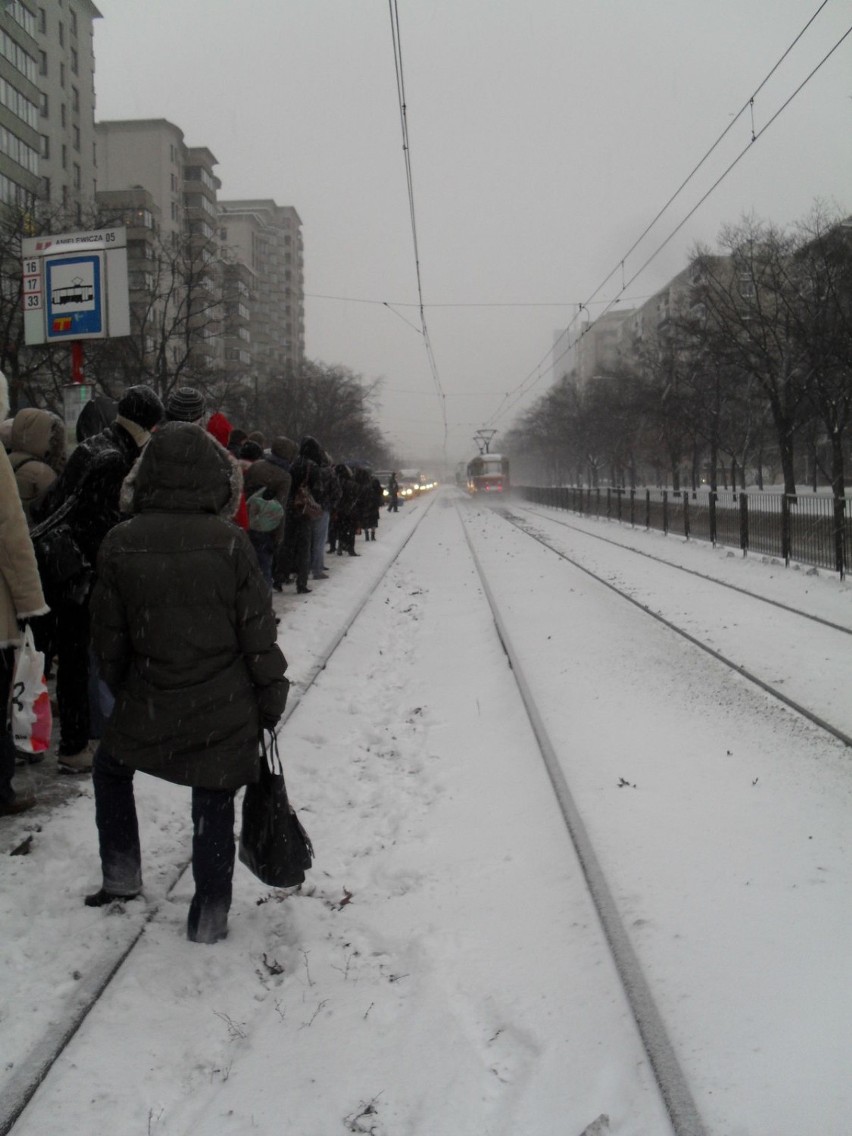 Podróżni z niecierpliwością oczekiwali na tramwaj.