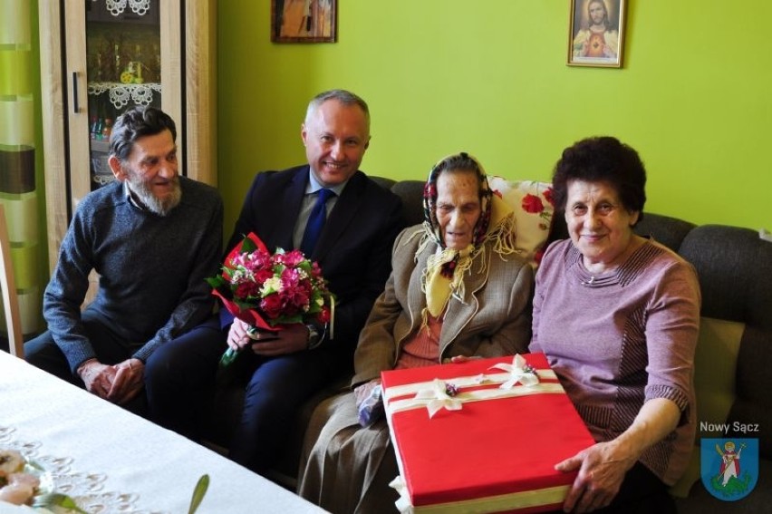 Nowy Sącz. Stefania Legutko to najstarsza mieszkanka. Świętowała 106. urodziny [ZDJĘCIA]