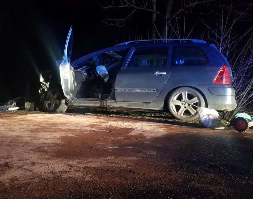 Górka Wąsoska. Zderzyły się dwa auta. Poszkodowaną kobieta w ciąży [ZDJĘCIA]