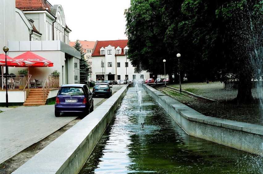 Czy ktoś jeszcze pamięta, jak wyglądał plac przed Filharmonią Zielonogórską? [zdjęcia]