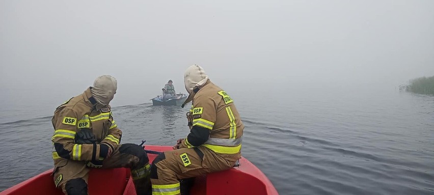 Strażacy odnaleźli wędkarza, który zabłądził na jeziorze...