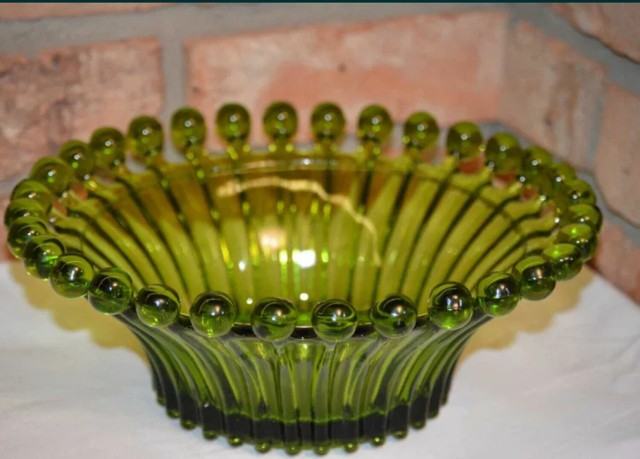 Jeden wazon z kolorowego szkła może kosztować nawet 6 0000 zł. Popularne w PRL-u radianty, kryształowe wazony i porcelanowe naczynia w 2024 mogą kosztować krocie. Zobacz najdroższe oferty z portalu OLX >>>>>