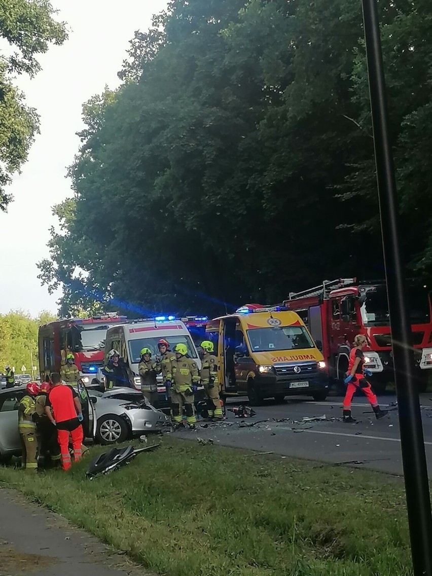 Tragiczny wypadek w Jabłonnej. Jedna osoba nie żyje, sześć w szpitalu