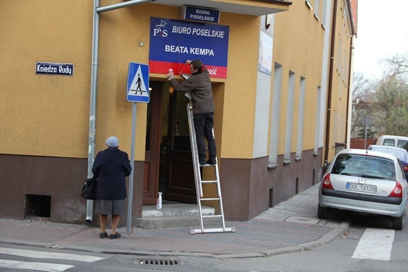 Syców: Nie ma już nazwy PiS nad biurem Kempy