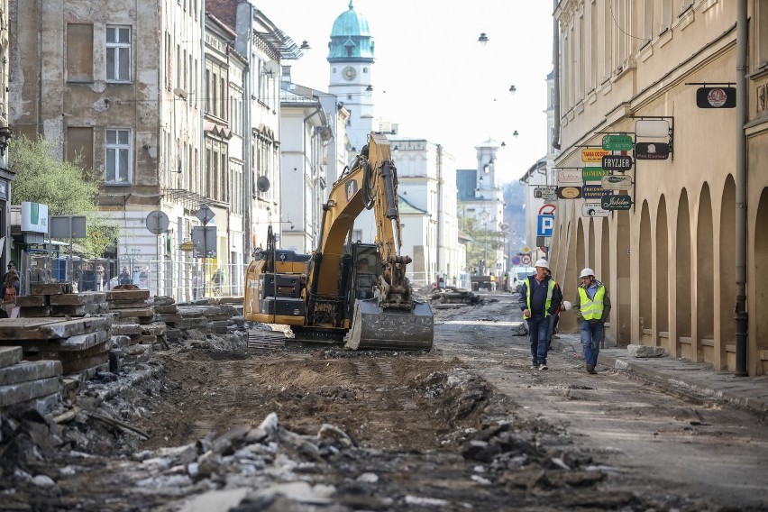 Kostkę na ul. Krakowskiej odkryto po rozkopaniu jezdni,...