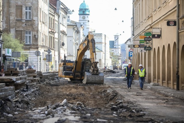 Kostkę na ul. Krakowskiej odkryto po rozkopaniu jezdni, która będzie remontowana