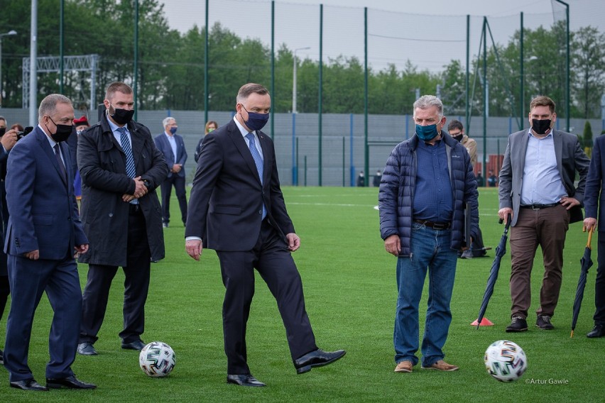 Prezydent Andrzej Duda przyjechał do podtarnowskiej Woli Rzędzińskiej. Oglądał miejscowy stadion i spotkał się z samorządowcami [ZDJĘCIA]