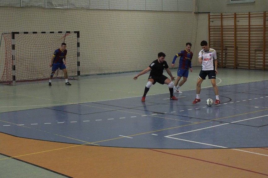 Czwarta kolejka Pniewskiej Amatorskiej Ligi Futsalu za nami [FOTO]