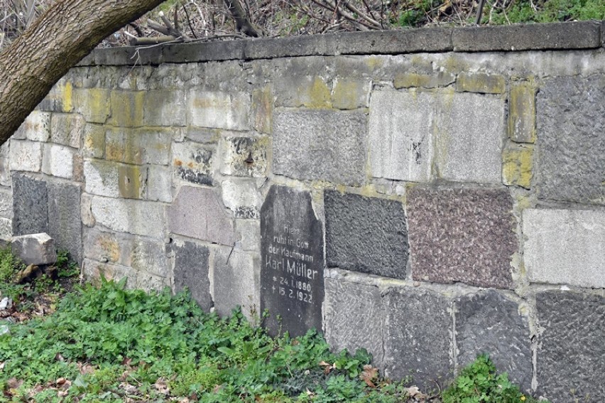 Mur legnickiego cmentarza powstał z płyt nagrobnych [ZDJĘCIA]