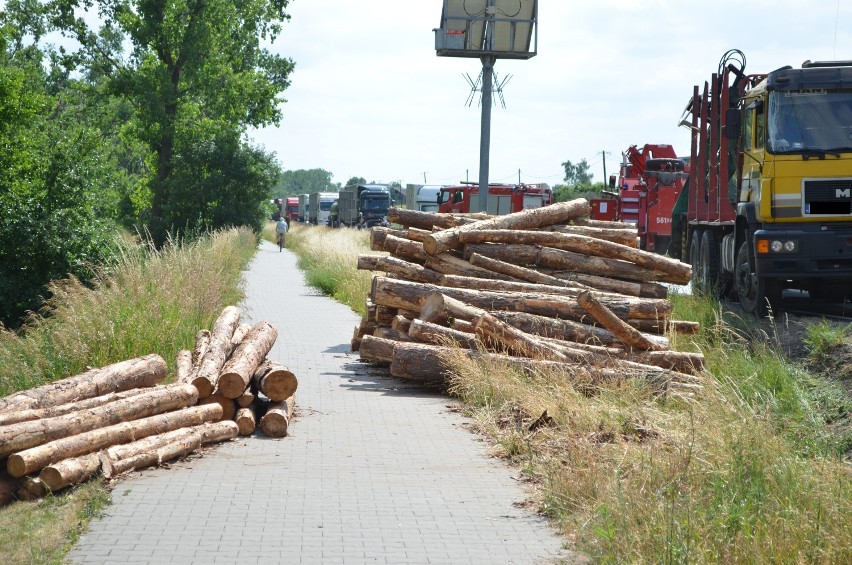 W Żninie przewrócił się tir z drewnem. DK 5 była zablokowana [zdjęcia] 