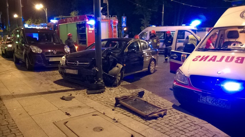 Wypadek na Narutowicza w Łodzi. Opel wjechał w latarnię [ZDJĘCIA]