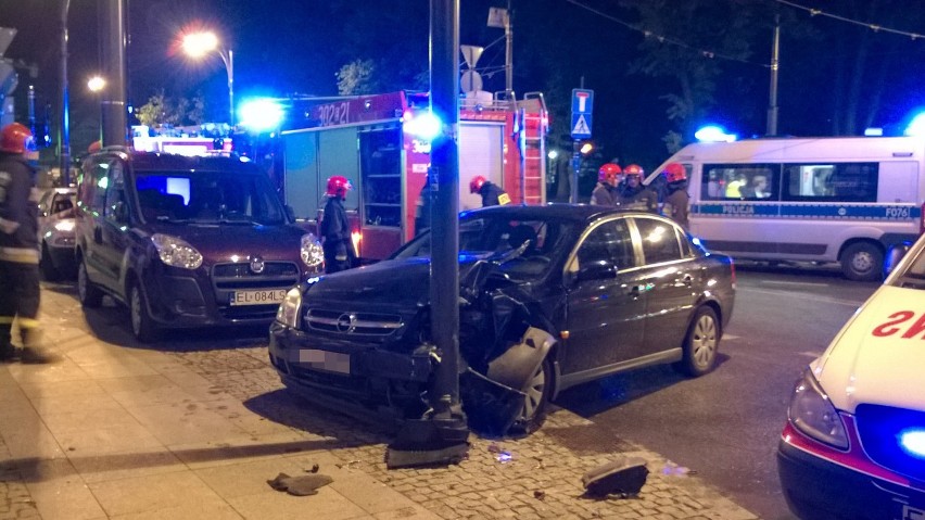 Wypadek na Narutowicza w Łodzi. Opel wjechał w latarnię [ZDJĘCIA]