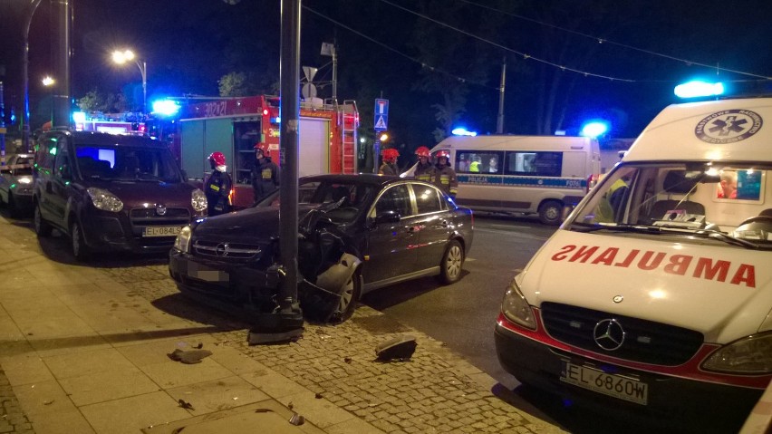 Wypadek na Narutowicza w Łodzi. Opel wjechał w latarnię [ZDJĘCIA]