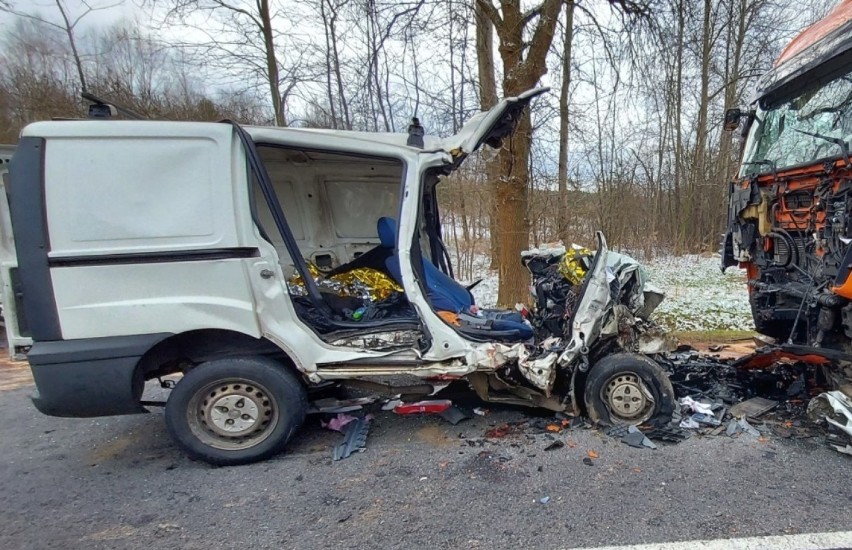 Wypadek na DK 42 w gminie Masłowice. Czołowe zderzenie fiata z ciężarówką. Nie żyją dwie osoby