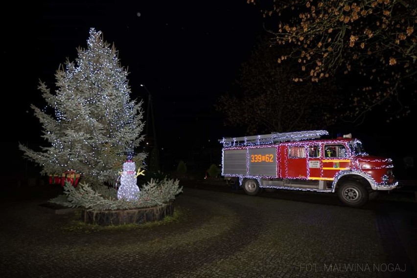 Świąteczny wóz strażacki jeździ po drogach w sołectwie Koszwały [ZDJĘCIA]