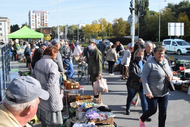 We wtorek, 28 września bazary w Kielcach przeżywały prawdziwe oblężenie. Mnóstwo kupujących, kolejki do wielu stoisk. Jak zwykle dobrze szły warzywa i owoce. Również popularne były zabawki, kwiaty oraz wiązanki. Sporo było też grzybów.

Zobaczcie co działo się na kieleckich bazarach we wtorek, 28 września 