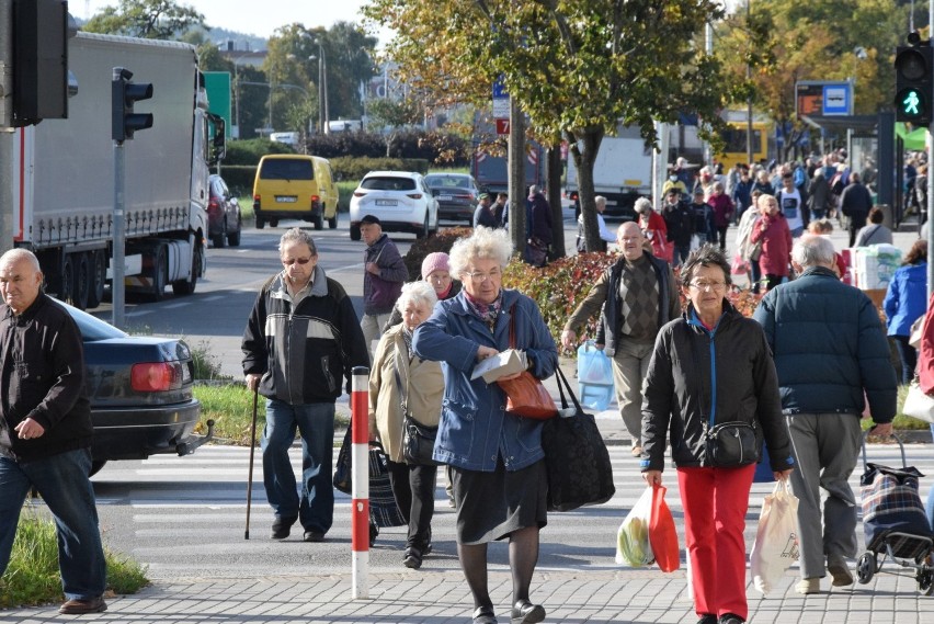 Kieleckie bazary we wtorek 28 września. Mnóstwo ludzi na zakupach. Co szło najlepiej? [ZDJĘCIA]