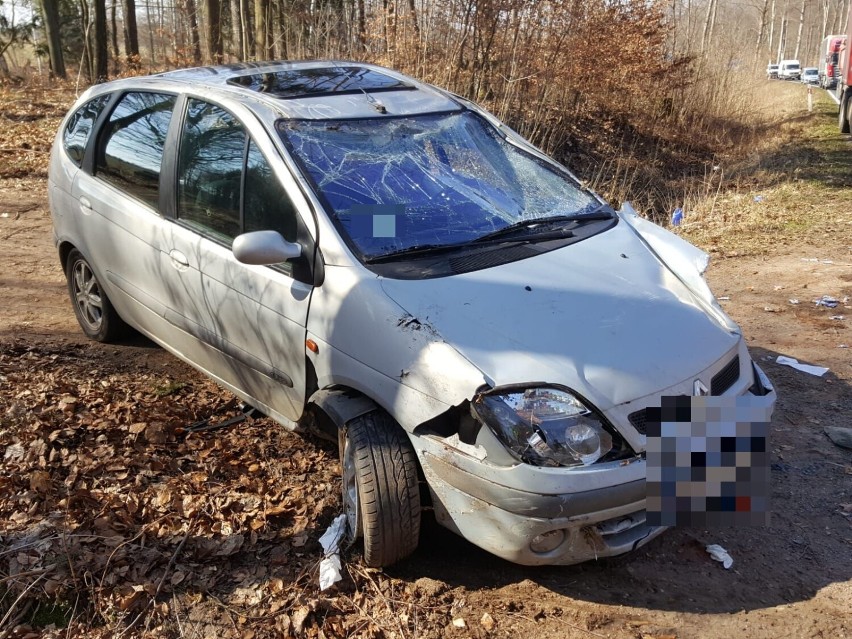 Wypadek na drodze ze Szczecinka do Barwic. Dachowanie auta [zdjęcia]