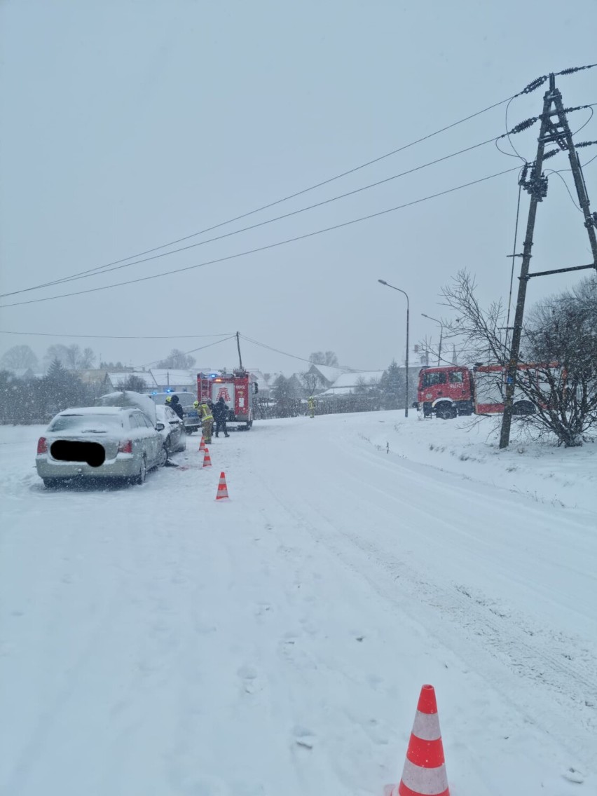 Wypadek w Lubomierzu, gdzie zderzyły się dwie osobówki....