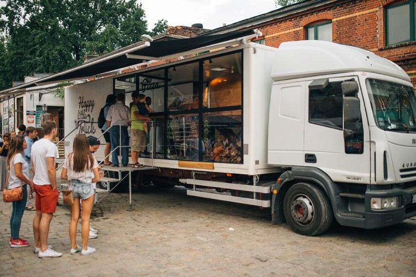Ogromny food truck z pizzą stacjonuje we Wrocławiu (ZDJĘCIA)