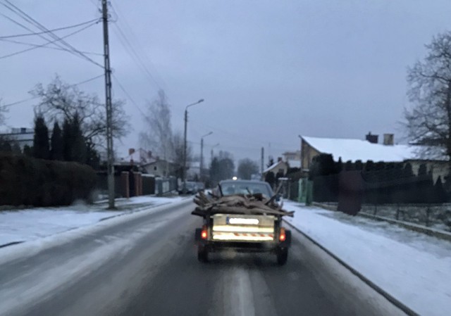 Samochód z przyczepą, na której znajdowały się martwe sarny przejechał przez miasto ok. godz. 16, czyli w godzinach szczytu