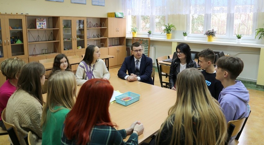 Prezydent Ostrowca Świętokrzyskiego spotkał się z uczniami. Lekcja kreatywności w Publicznej Szkole Podstawowej numer 10