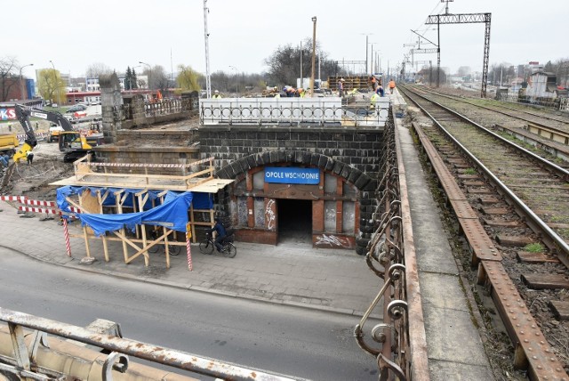 Prace w rejonie stacji Opole Wschodnie - roboty drogowe związane z budową centrum przesiadkowego oraz zdemontowany wiadukt nad ul. Oleską