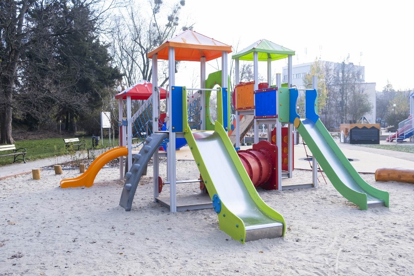 Plac zabaw w parku Żeromskiego nareszcie otwarty. Tak wygląda miejsce do zabawy dla dzieci w nowej odsłonie